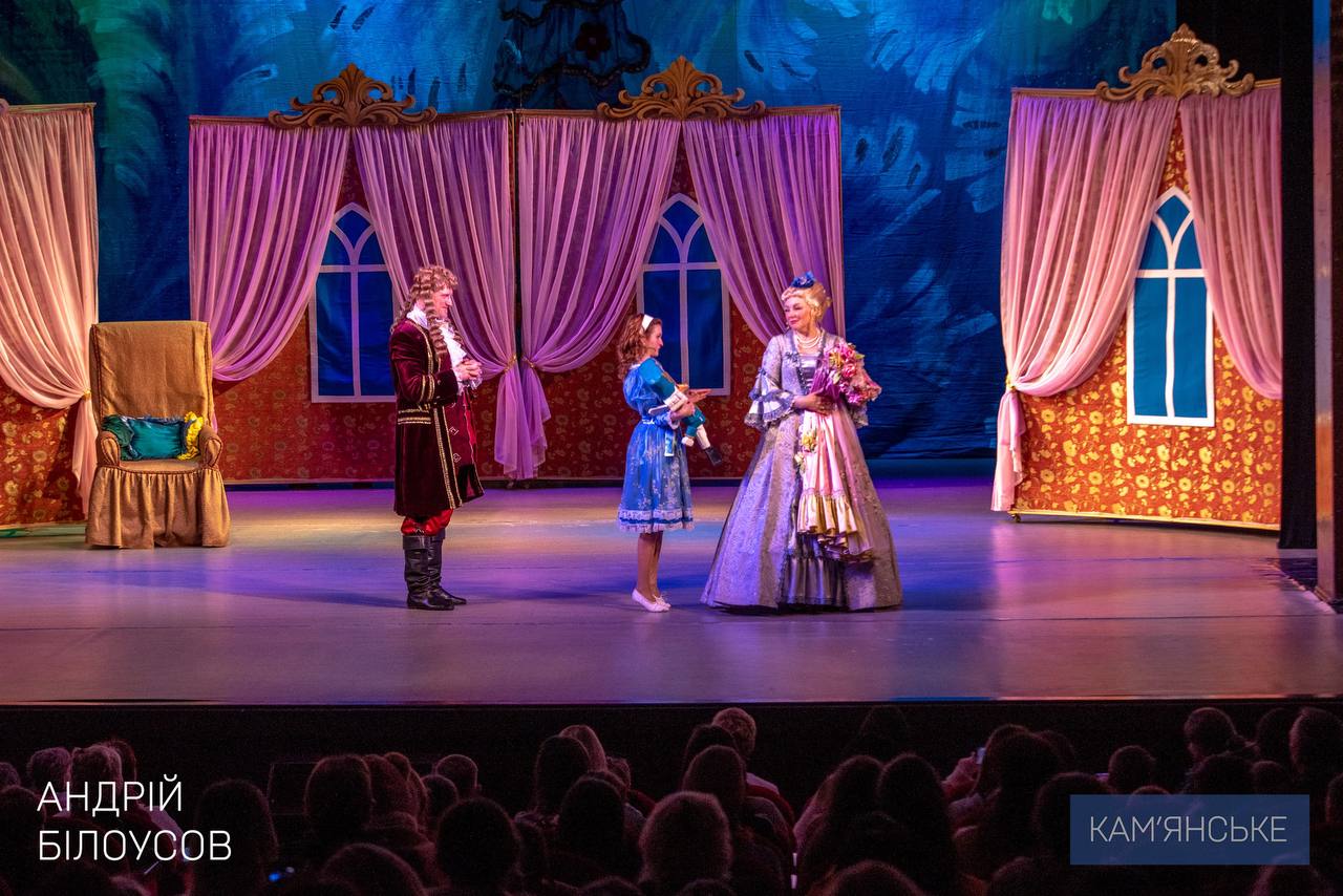 Найменших кам’янчан запросили на новорічну виставу (відео)