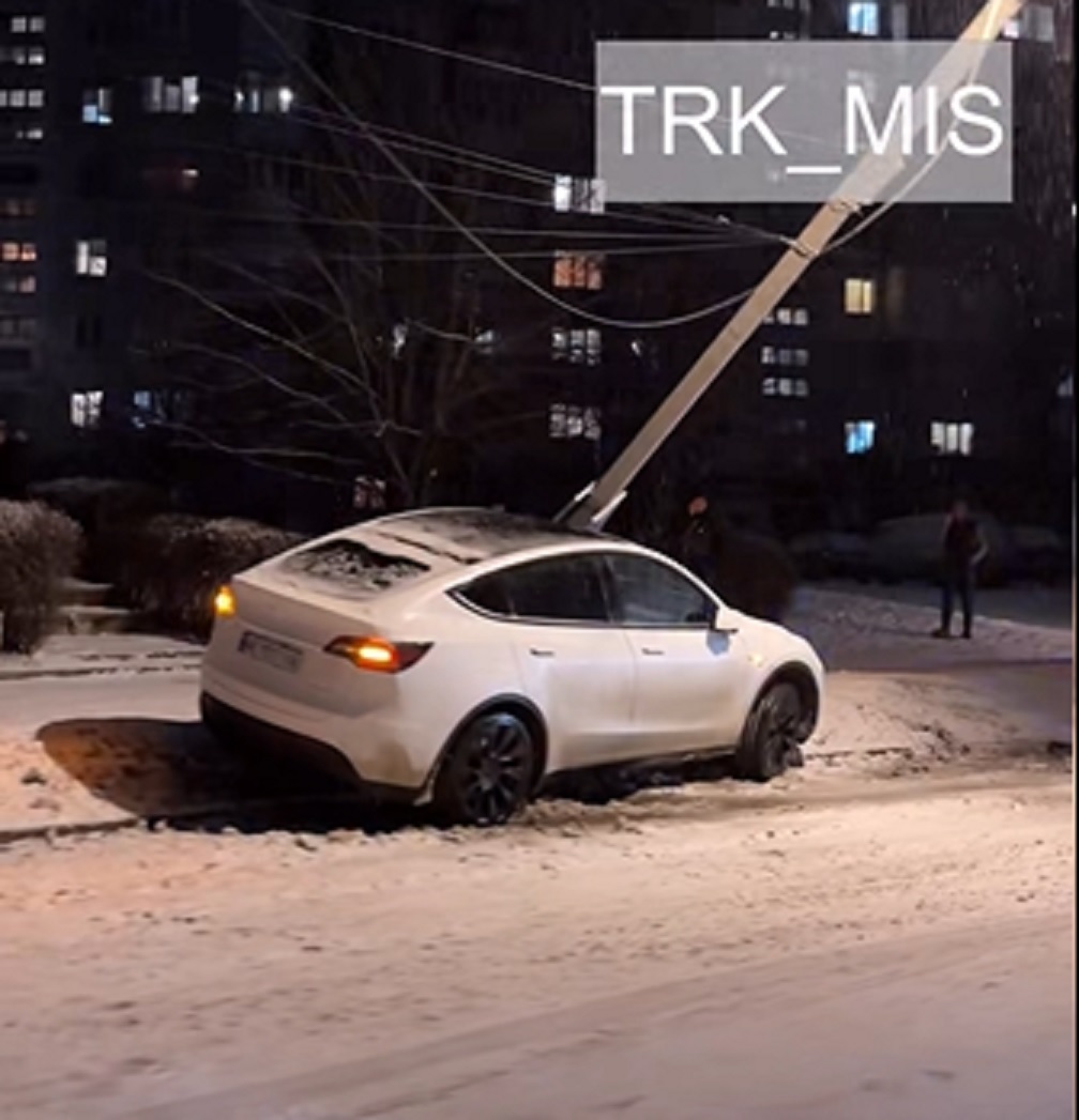 На лівобережжі Кам’янського Теста врізалася у стовп