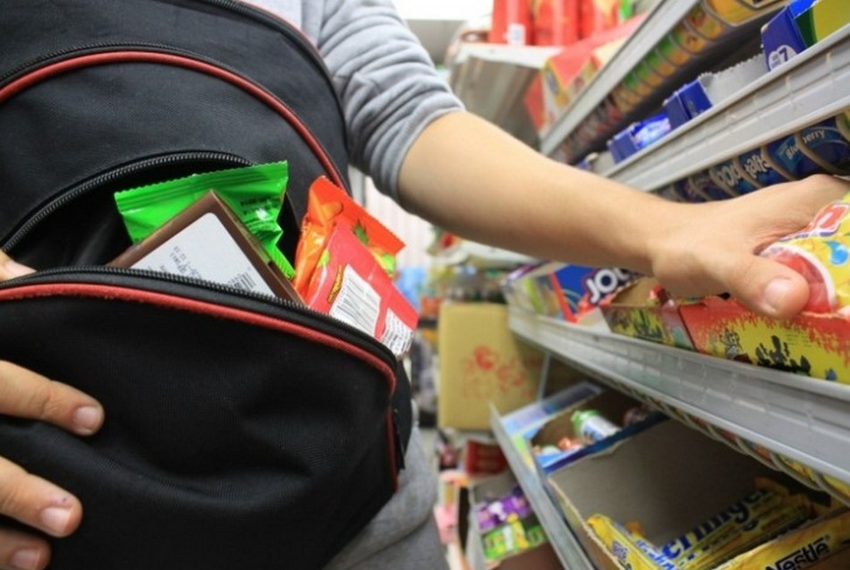 У Дніпрі крадій виніс із магазину смаколиків на 700 гривень (фото)