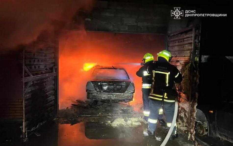 На Дніпропетровщині гараж згорів з автомобілем