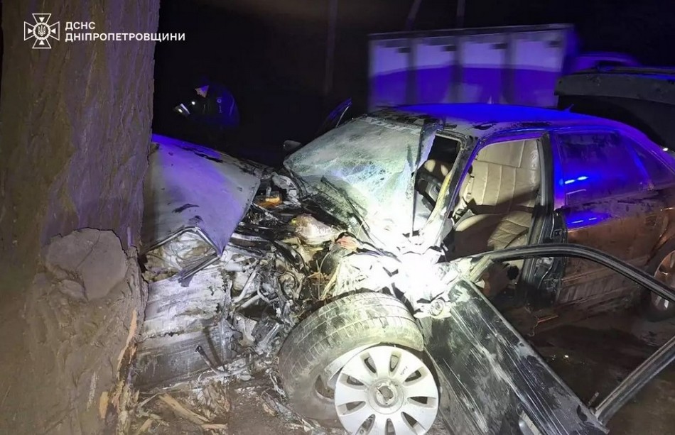 На Дніпропетровщині зіштовхнулися Audi та мікроавтобус: є постраждалі