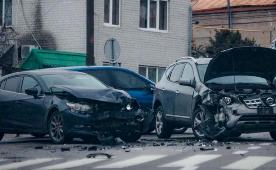 У Дніпрі зіштовхнулися Mazda та Nissan