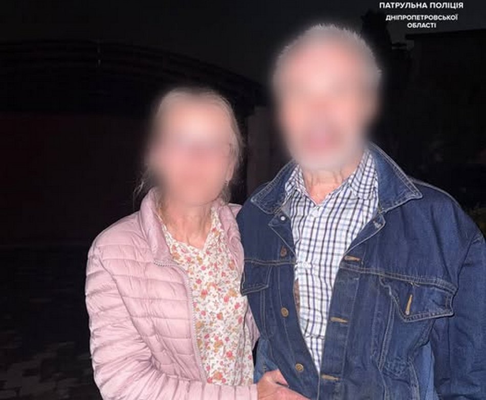У Дніпрі поліцейські помогли літному чоловікові, який загубився посеред міста