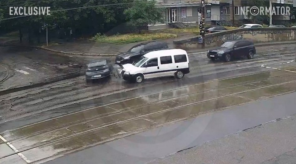 Потрійна ДТП у Дніпрі: зіштовхнулися Hyundai, Peugeot та Toyota (відео)