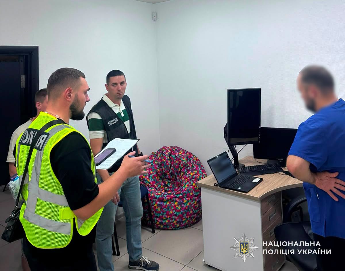 Вимагав гроші за інвалідність: у Дніпрі затримали лікаря