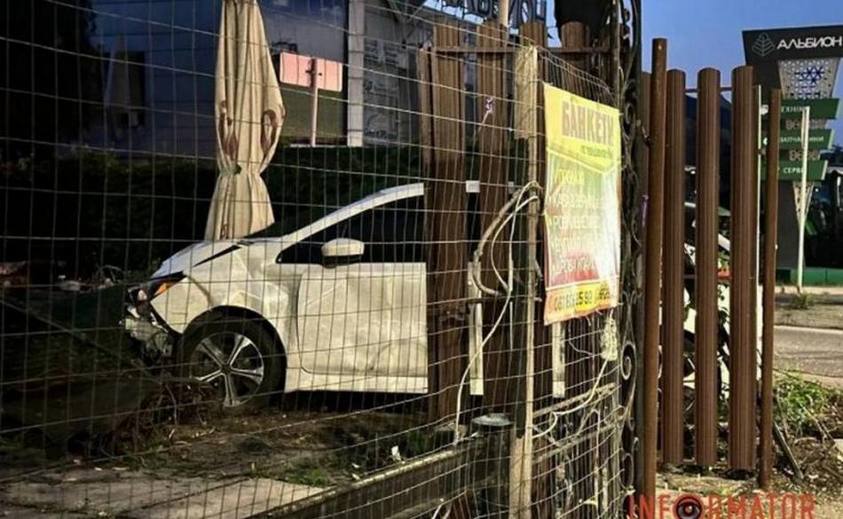 У Дніпрі Nissan після зіткнення з Lada зніс паркан кафе: є постраждалі
