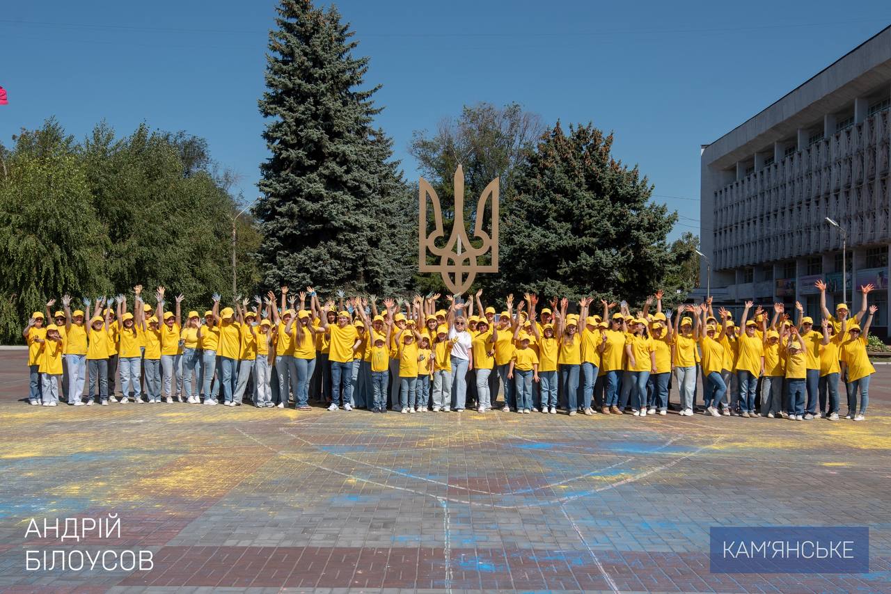 У Кам’янському провели флешмоб до 35-ї річниці Незалежності України (відео)