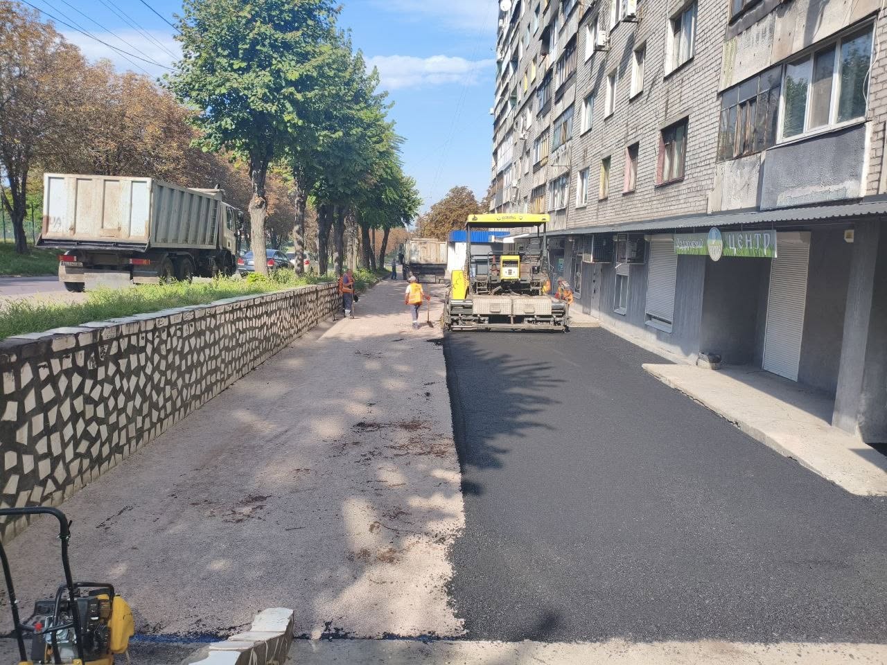 У Кам’янському на просп. Відродження ремонтують тротуари (фото)