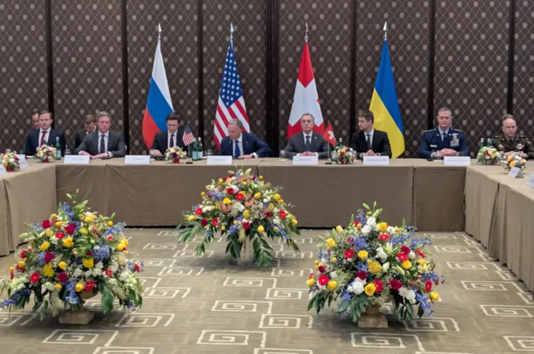 росія погрожує вийти з переговорів, якщо Україна не погодиться віддати Донбас — Bloomberg