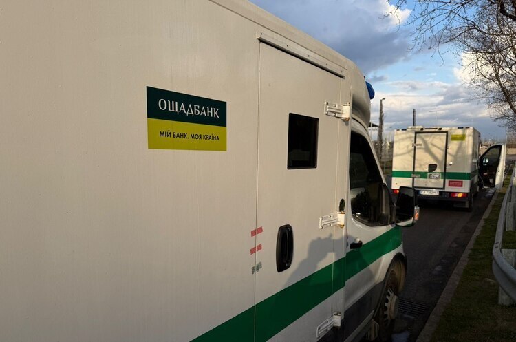 Угорські силовики зробили примусову ін'єкцію українцю під час затримання конвою Ощадбанку – The Guardian