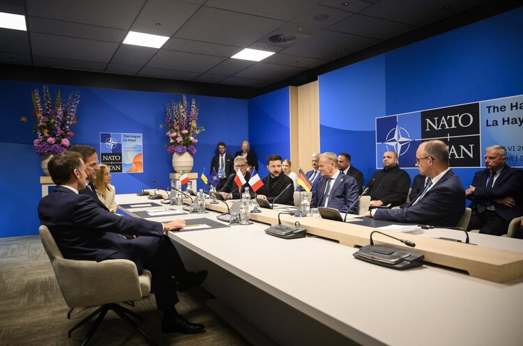 П’ять країн НАТО заблокували пропозицію обов’язкової військової допомоги Україні — The Telegraph