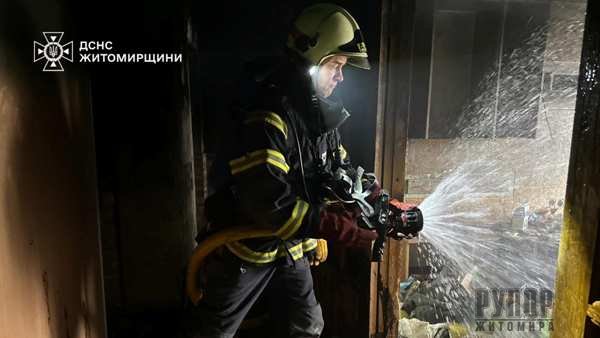 У Житомирі на пожежі надзвичайники врятували людину