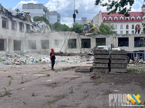 У Житомирі розпочали демонтаж будівлі ліцею №25, зруйнованої ворожим авіаударом