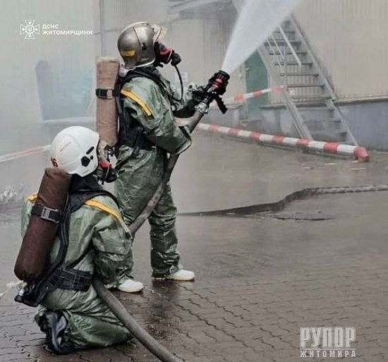 Житомирські рятувальники тренувалися гасити пожежу, що спричинила викид небезпечних хімічних речовин