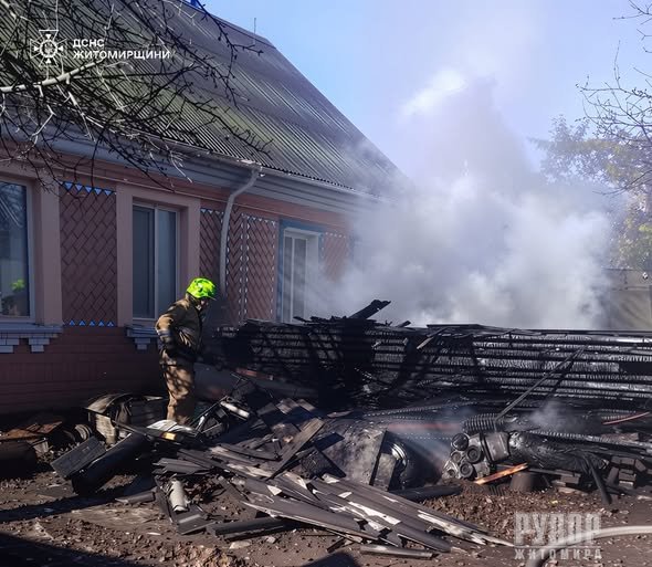 У Коростишеві рятувальники ліквідували пожежу в приватному домоволодінні, під час якої постраждала людина
