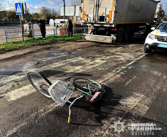 Поліцейські встановлюють обставини ДТП з травмуванням велосипедистки в Ружині