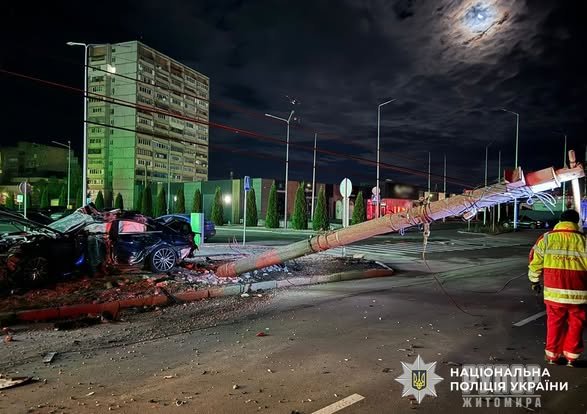 Житомирські слідчі додатково встановлюють свідків ДТП, в якій травми отримали керманич та пасажир легковика