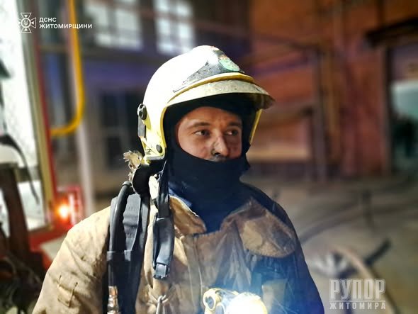 У Житомирі рятувальники ліквідували пожежу в складській будівлі