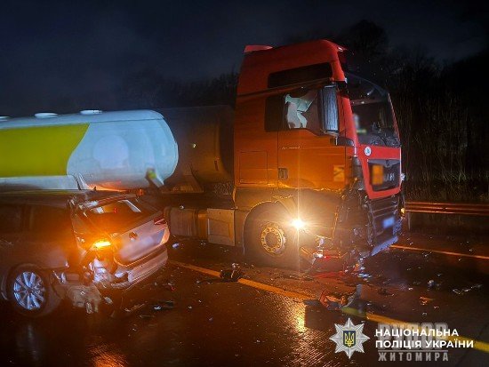 Неподалік Житомира у подвійній ДТП загинула пасажирка мікроавтобуса