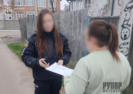 Видурювала гроші у родин захисників: поліцейські Коростенщини викрили причетну до шахрайств