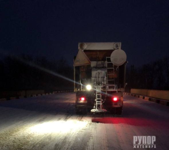 Минулими вихідними на автошляхах держзначення Житомирщини працювала спецтехніка