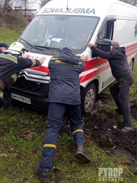 У Звягелі рятувальники вилучили «карету» швидкої допомоги з бездоріжжя