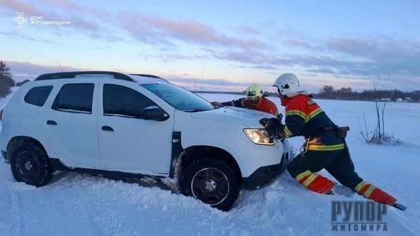 Протягом доби рятувальники ДСНС Житомирщини п’ять разів залучалися до ліквідації наслідків негоди на автошляхах області