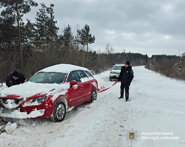 Негода вирує: поліцейські Житомирщини допомагають подорожнім
