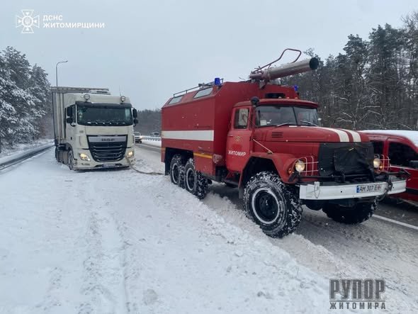На Житомирщині рятувальники продовжують надавати допомогу населенню через складні погодні умови