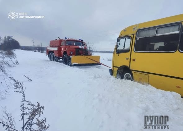 У Бердичівському районі рятувальники витягли з дорожніх заметів рейсовий автобус