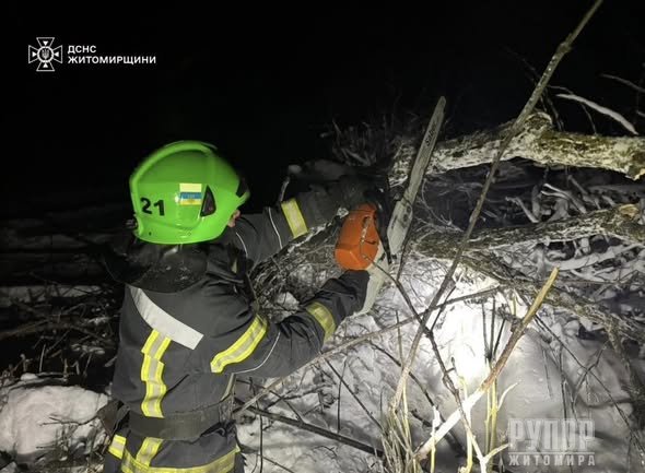 На Житомирщині рятувальники продовжують працювати над ліквідацією наслідків негоди