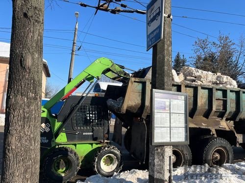 Розчищають шляхи від снігу та проводять протиожеледну обробку: комунальники Житомира працюють на вулицях міста