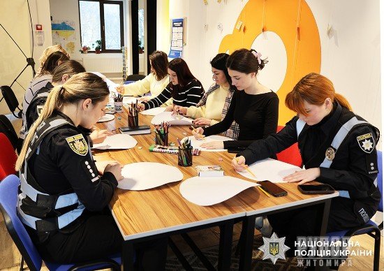 Пошук життєвих сил через малюнок: у Житомирі поліцейські психологи організували психотерапевтичну зустріч