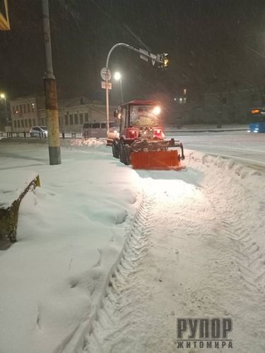 У Житомирі спецтехніка працює на вулицях міста