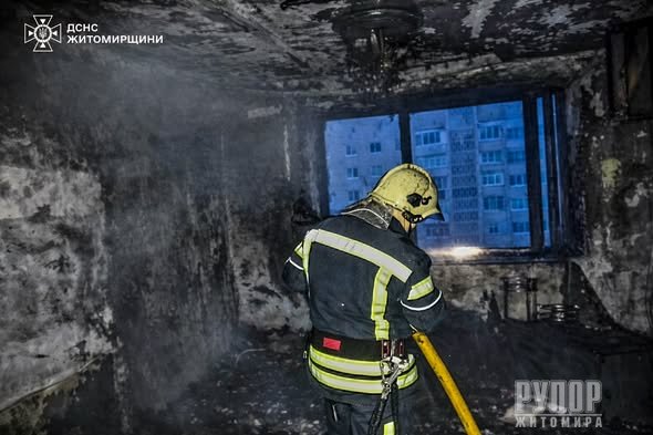 У Житомирі на пожежі в квартирі багатоповерхівки фахівці ДСНС врятували літнього чоловіка