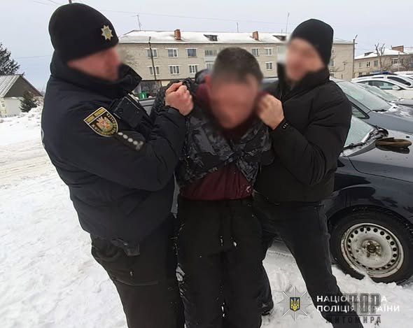 Погрожував вбивством: на Житомирщині затримано нападника на поліцейського