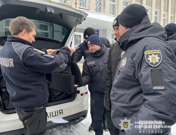 Практичне заняття на поліцейській станції: житомирські правоохоронці знайомлять майбутніх колег з особливостями служби