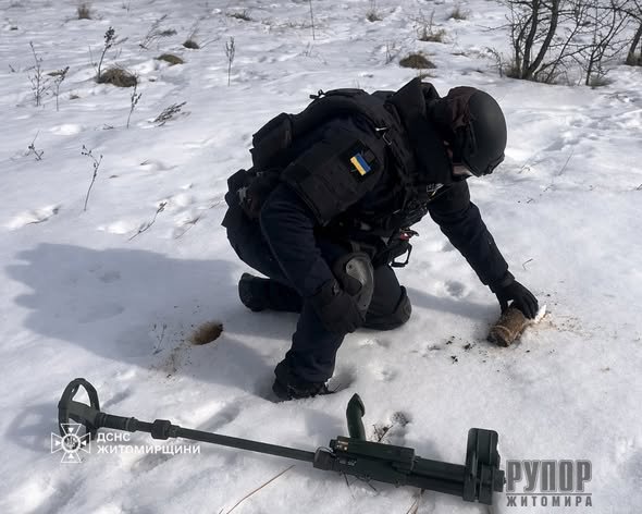 У Житомирському районі піротехніки ДСНС знищили вибухонебезпечний предмет