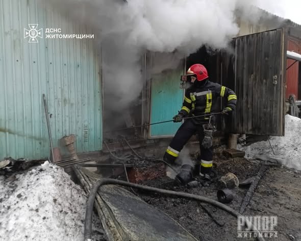 У Коростишеві рятувальники ліквідували пожежу на території приватного підприємства