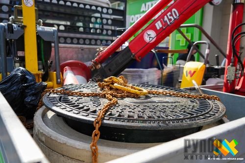 У Житомирі встановлюють самонівелюючий люк