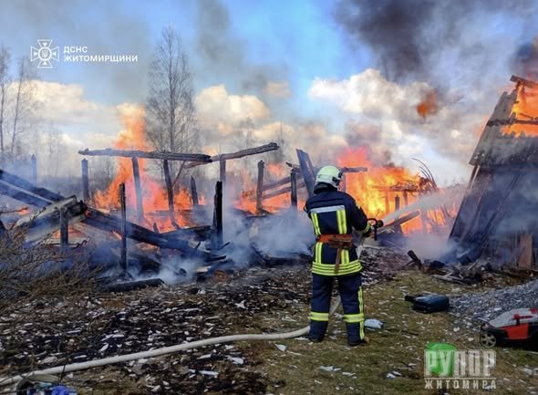 У Житомирському районі ліквідували пожежу в приватному домоволодінні