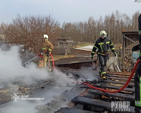 У Звягельському районі рятувальники ліквідували пожежу господарчої споруди на сімох власників