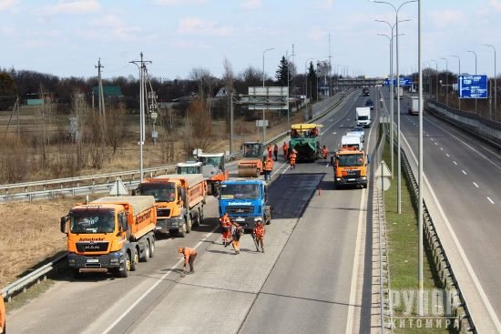 Весняне відновлення дорожнього покриття на Житомирщині: за минулий тиждень ліквідовано понад 26 тис. кв. м вибоїн
