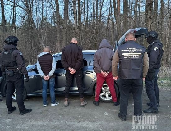 Прикордонники викрили житомирянина, який забезпечував незаконне переправлення чоловіків за кордон