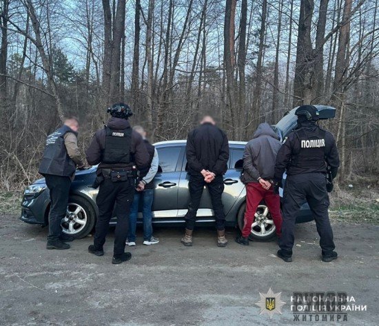 На Житомирщині поліцейські затримали причетного до незаконного переправлення людей через кордон