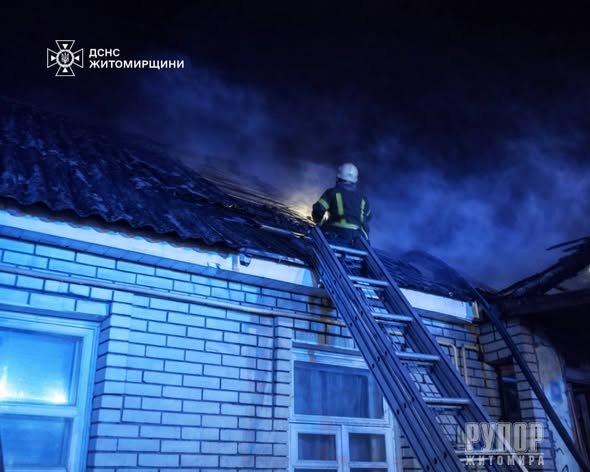 У Житомирі під час пожежі надзвичайники врятували чоловіка