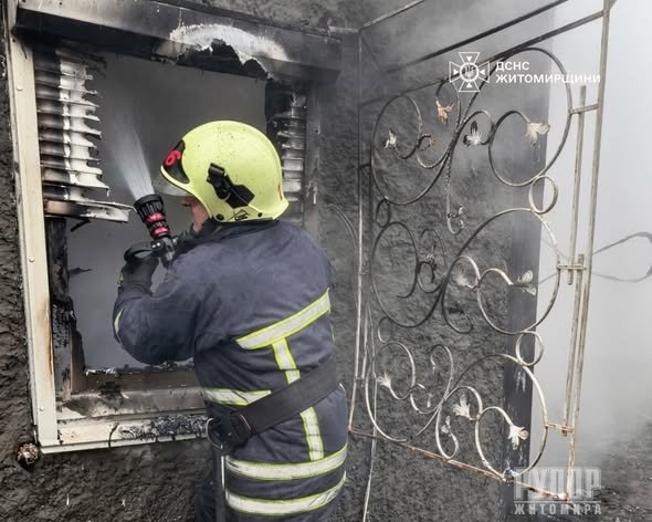У Житомирському районі рятувальники загасили пожежу у приватній оселі на двох господарів