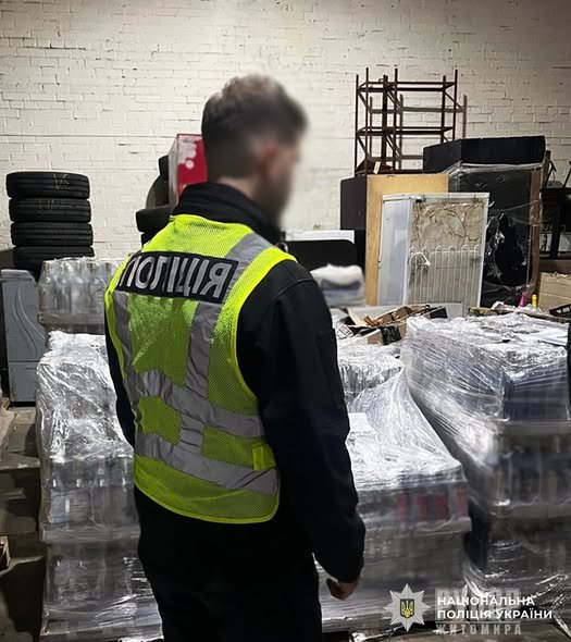 Поліцейські Житомирщини викрили масштабну схему збуту фальсифікованого алкоголю: вилучено майже 8 тонн «продукції»