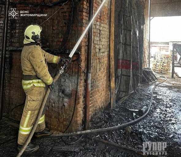 У Коростенському районі рятувальники ліквідували загоряння будівлі цеху