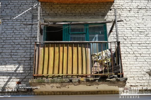 У Житомирі сьогодні пообіді рятувальники врятували жінку під час пожежі в триповерховому житловому будинку